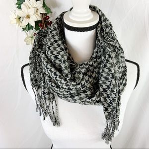 H&M houndstooth scarf with fringe